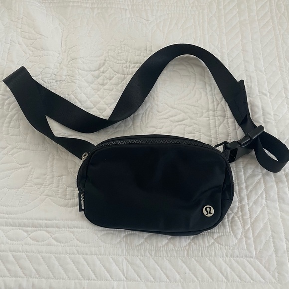 lululemon athletica Handbags - Lululemon Black Belt Bag